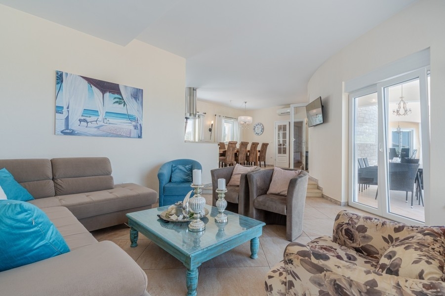 Wohnzimmer der Villa bei Porec mit heller Einrichtung