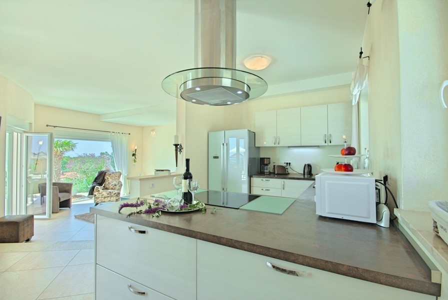 Moderne Küche mit Kochinsel in der Villa bei Porec