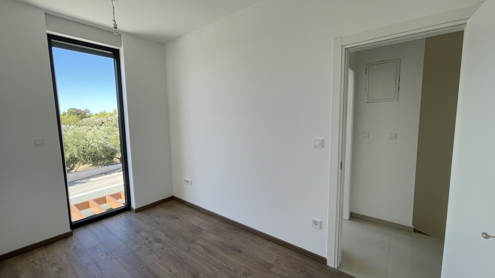 Schlafzimmer mit Fenstertür im Obergeschoss in Vodice