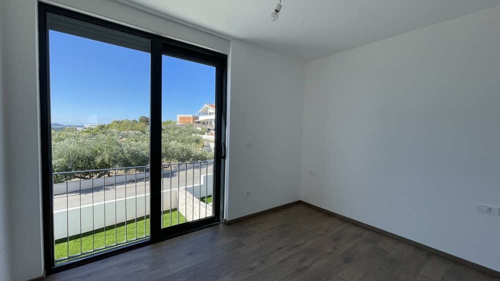 Schlafzimmer mit Zugang zur Terrasse in Vodice