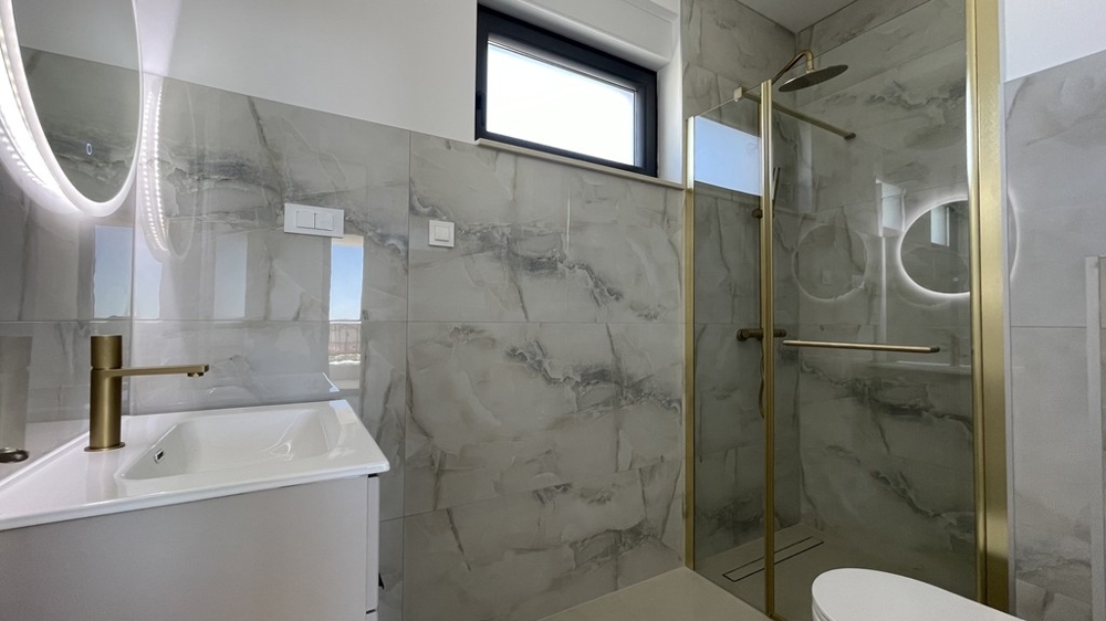 Badezimmer mit Dusche und Waschtisch in Vodice