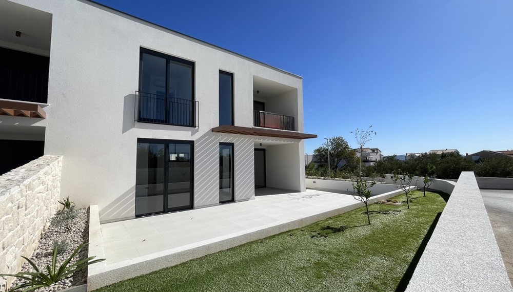 Neubau-Doppelhaushälfte in Vodice mit Garten und Terrasse
