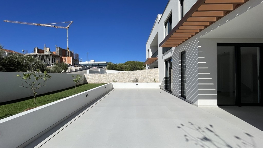 Seitliche Terrasse und Hauszugang der Doppelhaushälfte in Vodice