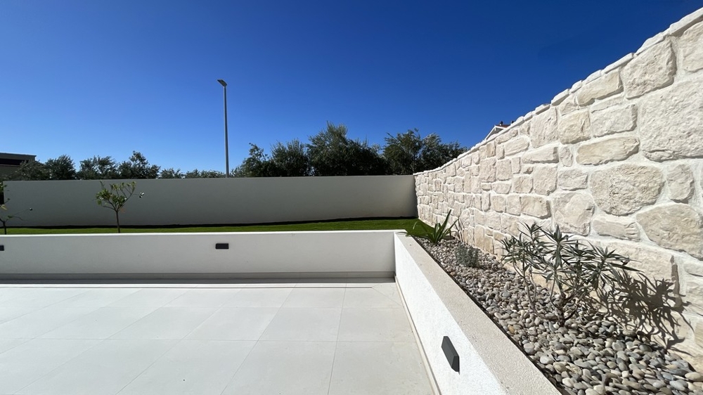 Terrasse mit Sichtschutzmauer am Haus in Vodice
