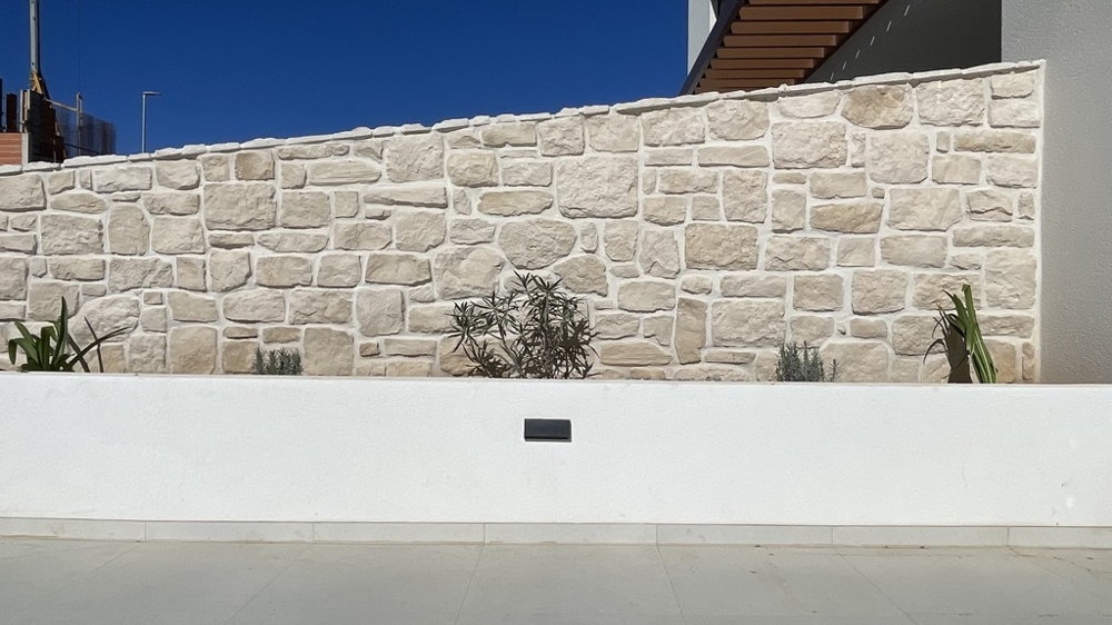 Natursteinmauer am Rand der Terrasse in Vodice