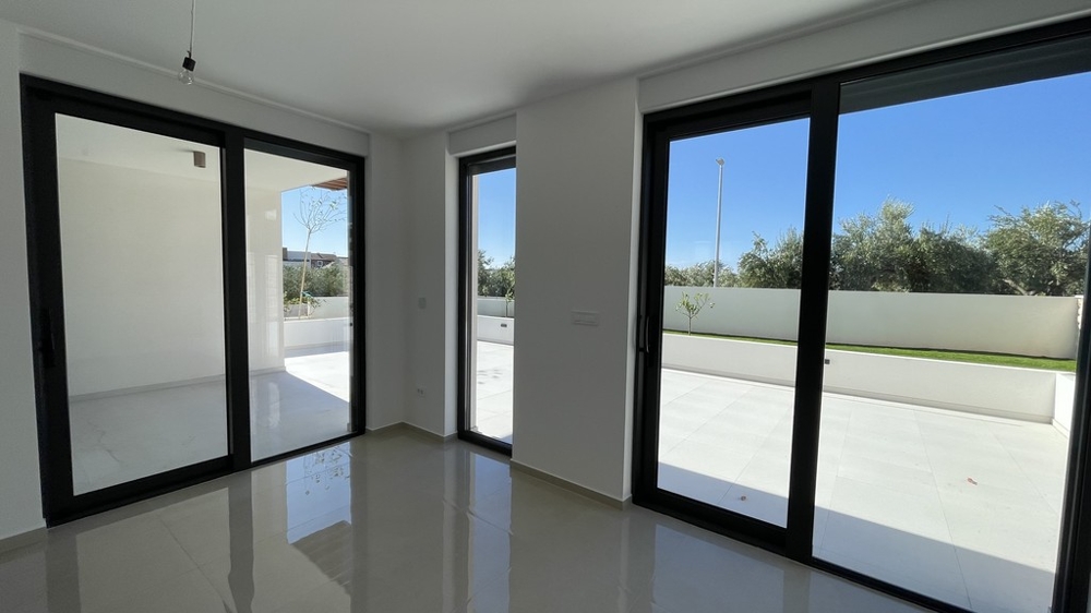 Wohnraum mit Fensterfront zur Terrasse in Vodice