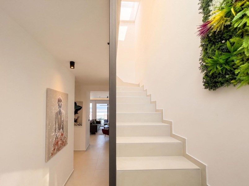 Treppe mit begrünter Wand im Innenbereich