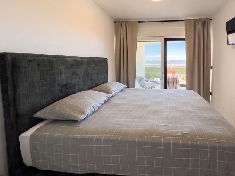 Schlafzimmer mit Fenster und Blick ins Grüne