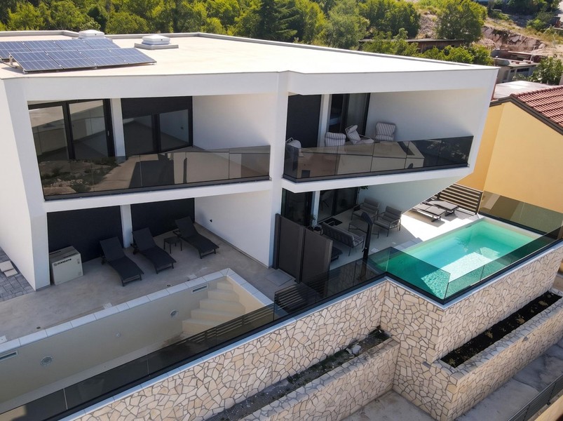 Haus in Jadranovo von oben mit Pool und Solaranlage