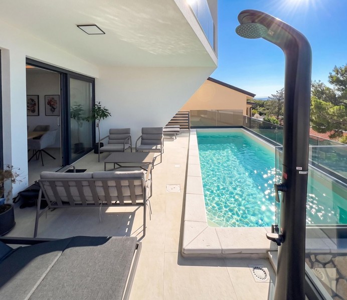 Swimmingpool mit Außendusche und Liegebereich
