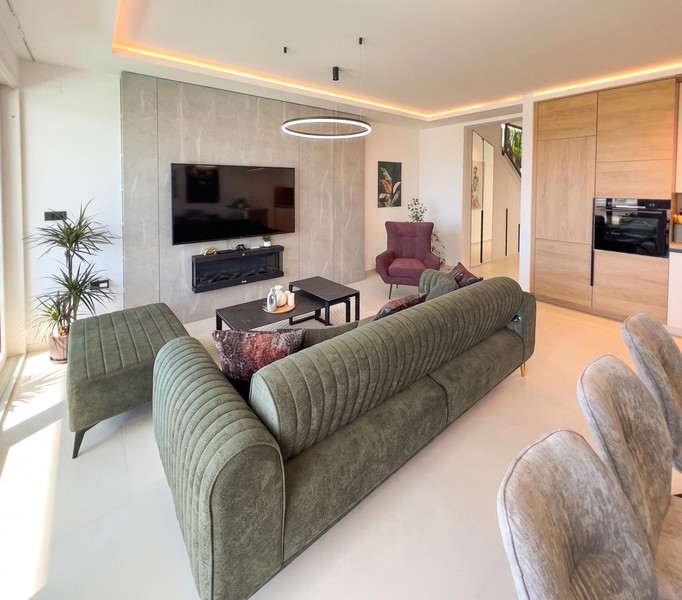 Wohnbereich mit Sofa und Fernseher