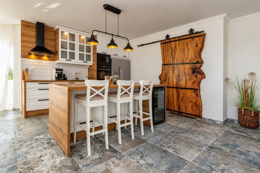 Zweite Küche mit Holzschiebetür in der Nachbarvilla