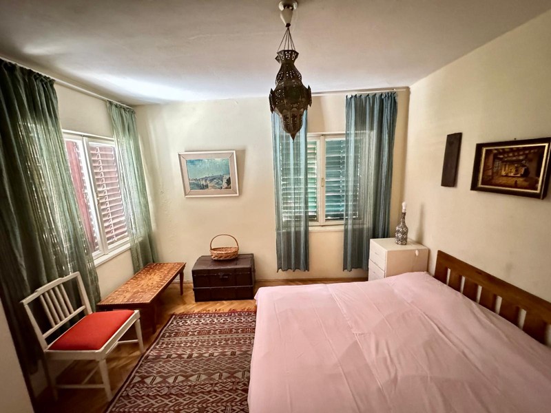 Schlafzimmer mit Doppelbett und Fenstern