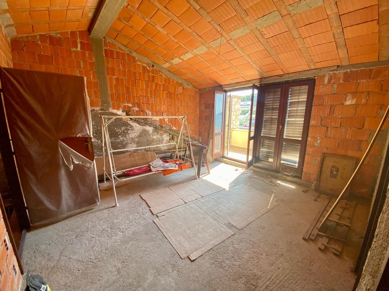 Dachgeschoss im Rohbau mit Balkontür