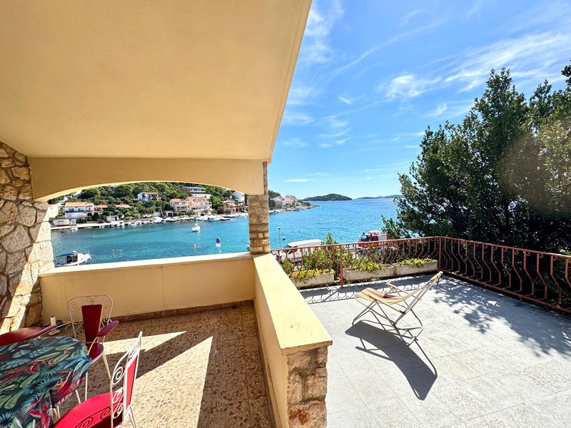 Terrasse mit Sitzgruppe und Blick auf die Bucht