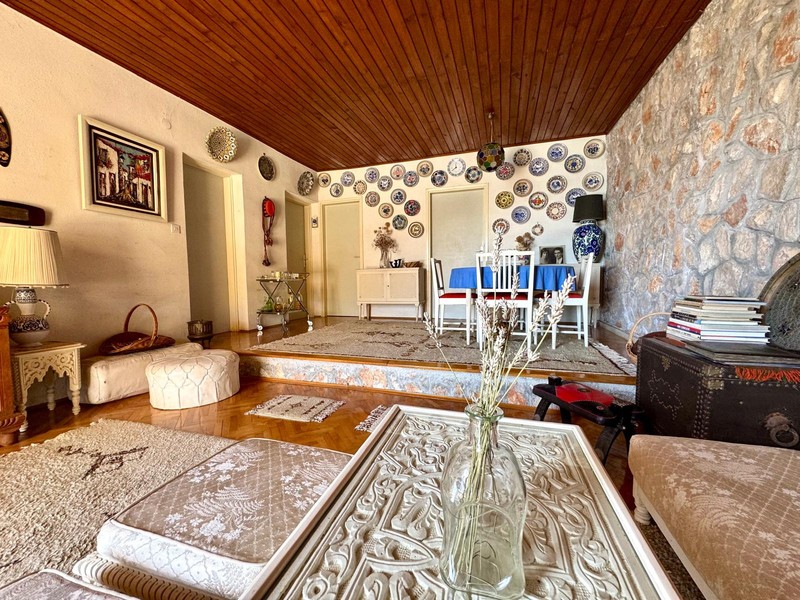 Wohnbereich mit Esszimmer im Hintergrund