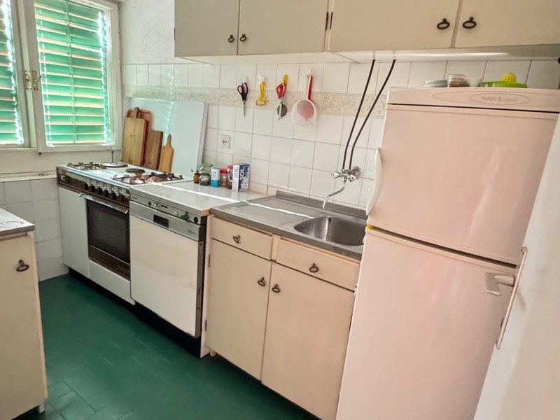 Küche mit Herd und Kühlschrank