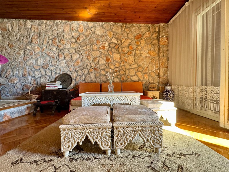 Wohnzimmer mit Steinwand und Holzboden