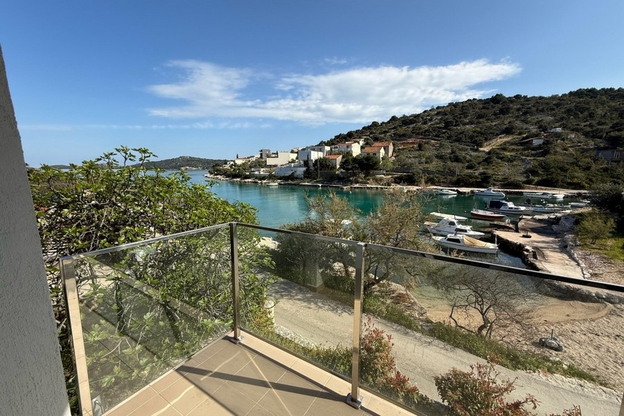 Balkon mit Glasgeländer und Blick auf die Bucht bei Rogoznica