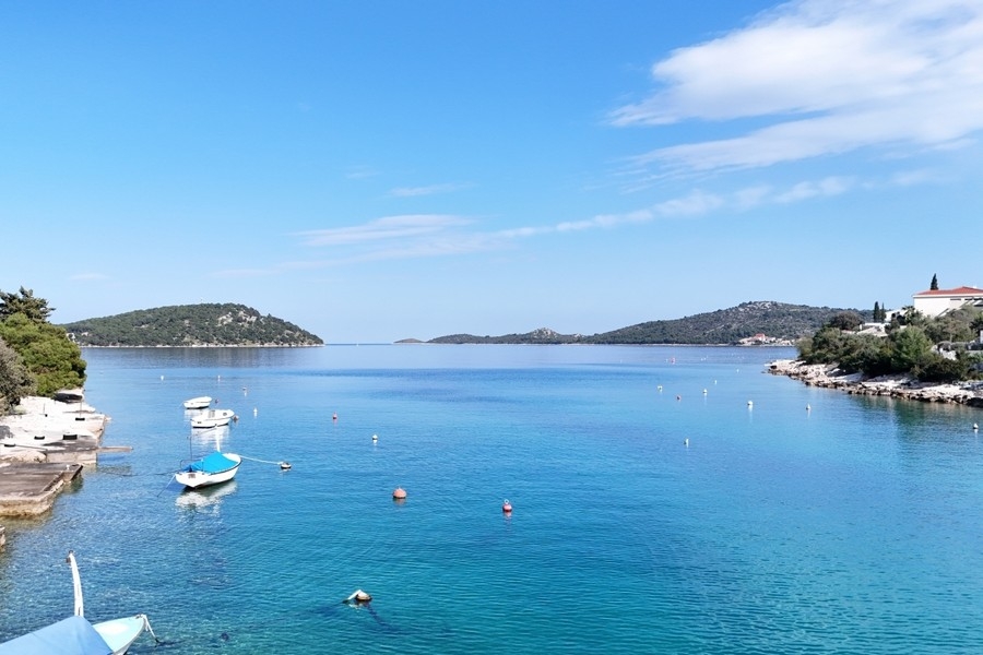 Blick über die Bucht auf Inseln und Boote im Meer