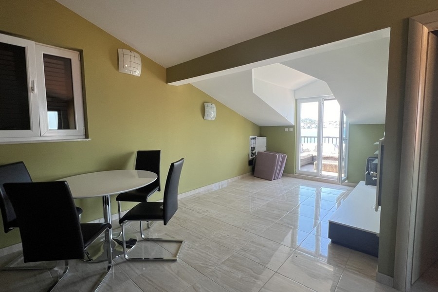 Essbereich und Zugang zur Terrasse der Immobilie H4103.