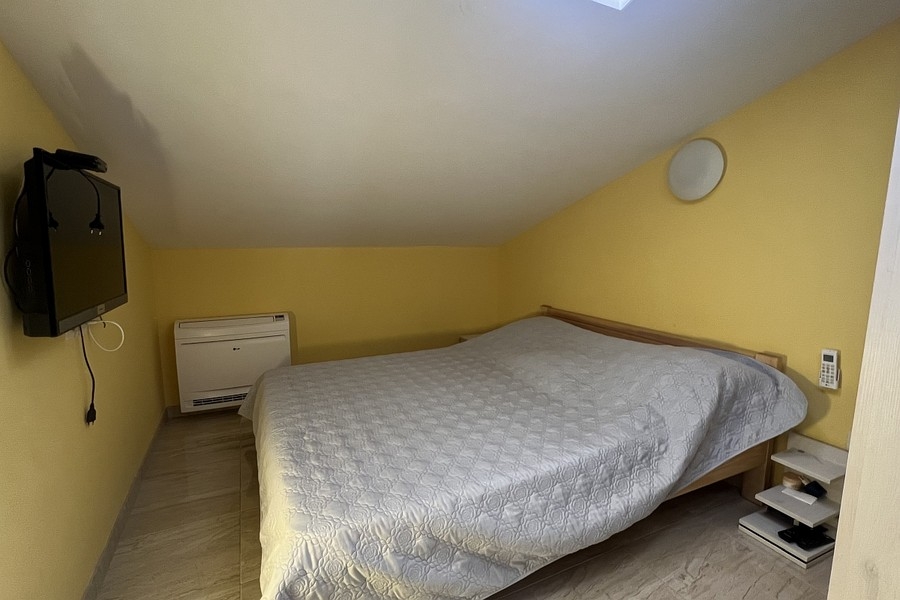 Schlafzimmer mit Doppelbett und Klimatisierung