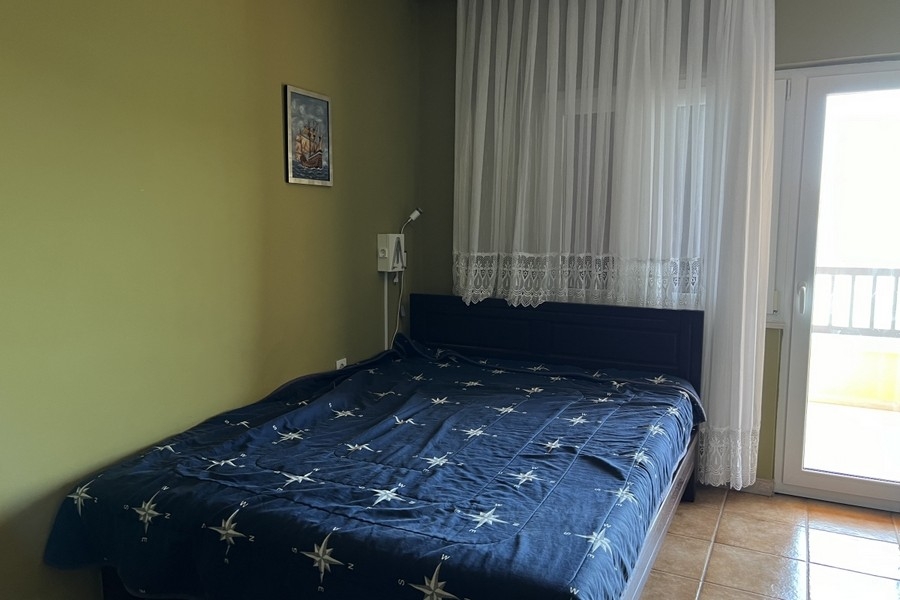 Schlafzimmer mit Doppelbett und Balkontür