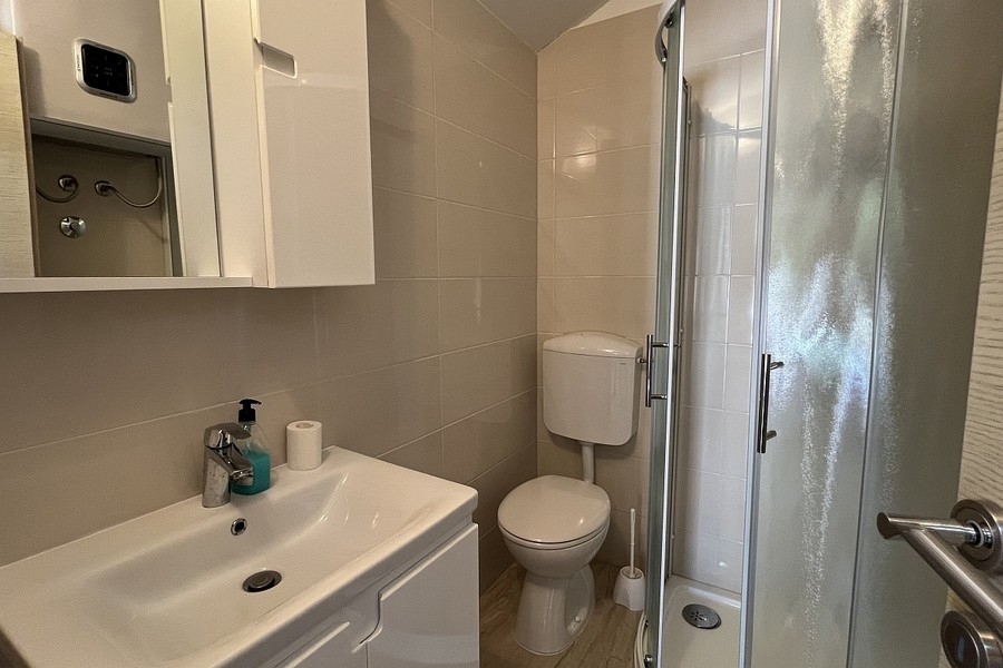 Badezimmer mit Dusche und Waschbecken