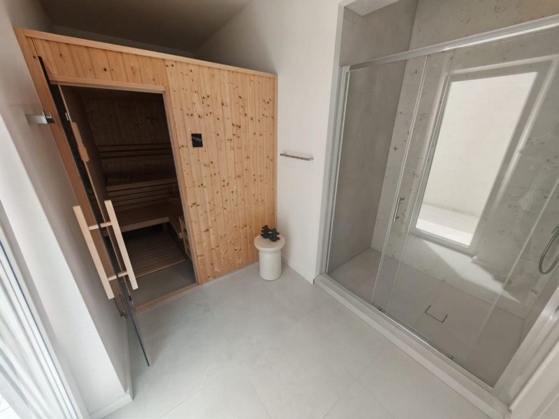Wellnessbereich mit Sauna und Dusche