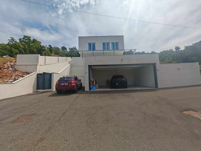 Außenansicht der Villa mit großer Garage