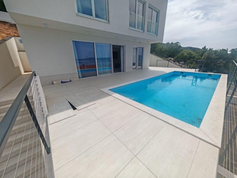 Swimmingpool auf der Terrasse vor dem Haus