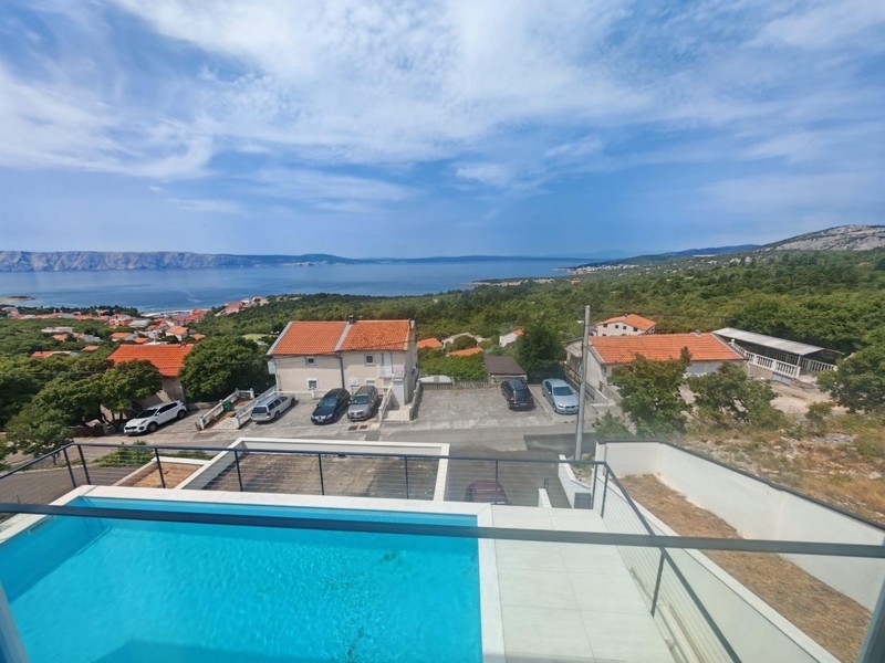 Blick vom Pool über Klenovica auf das Meer