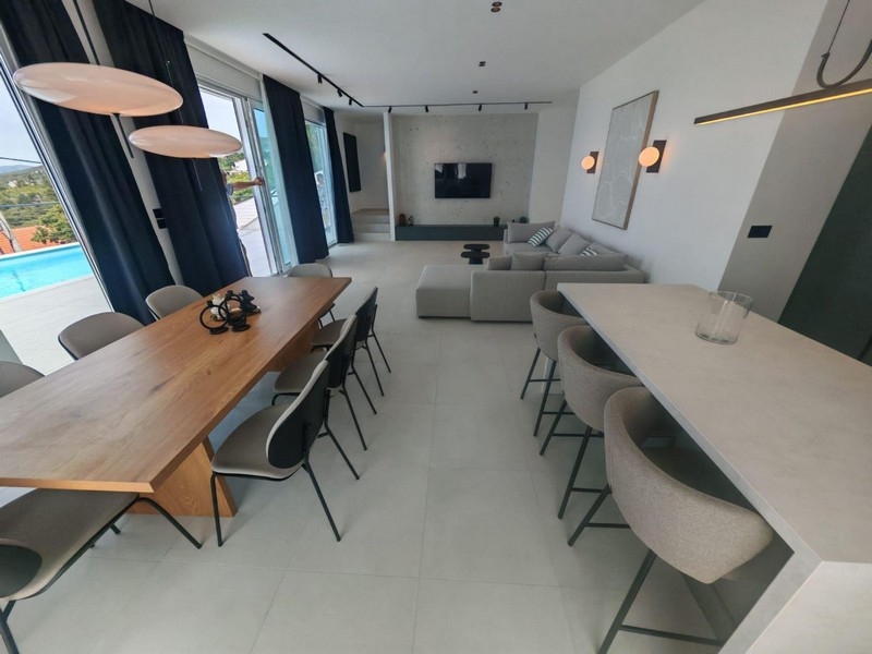 Essbereich mit Holztisch und Küchentheke