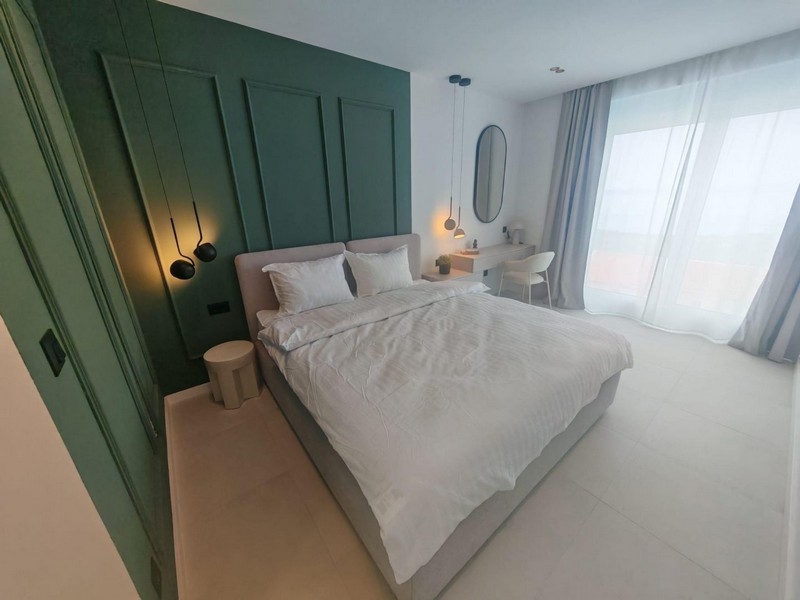 Schlafzimmer mit grüner Wandverkleidung