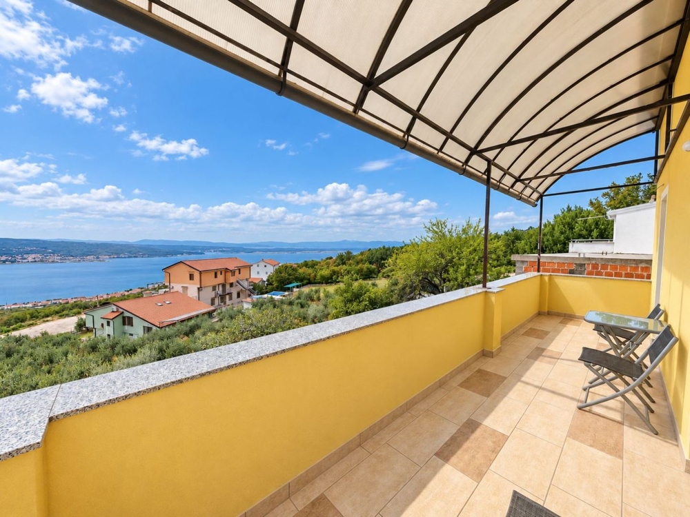 Überdachte Terrasse mit Meerblick