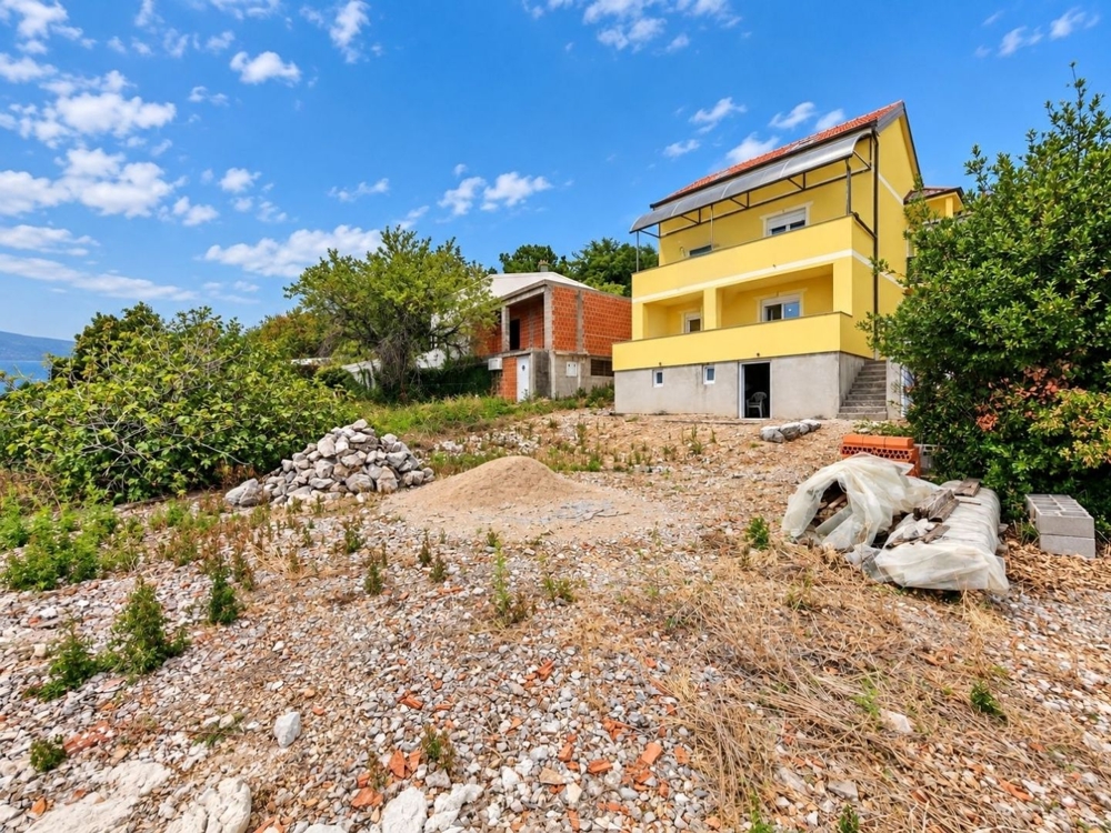Haus mit Grundstück und Blick auf das Meer
