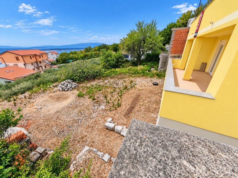 Grundstück neben dem Haus mit Platz für einen Pool