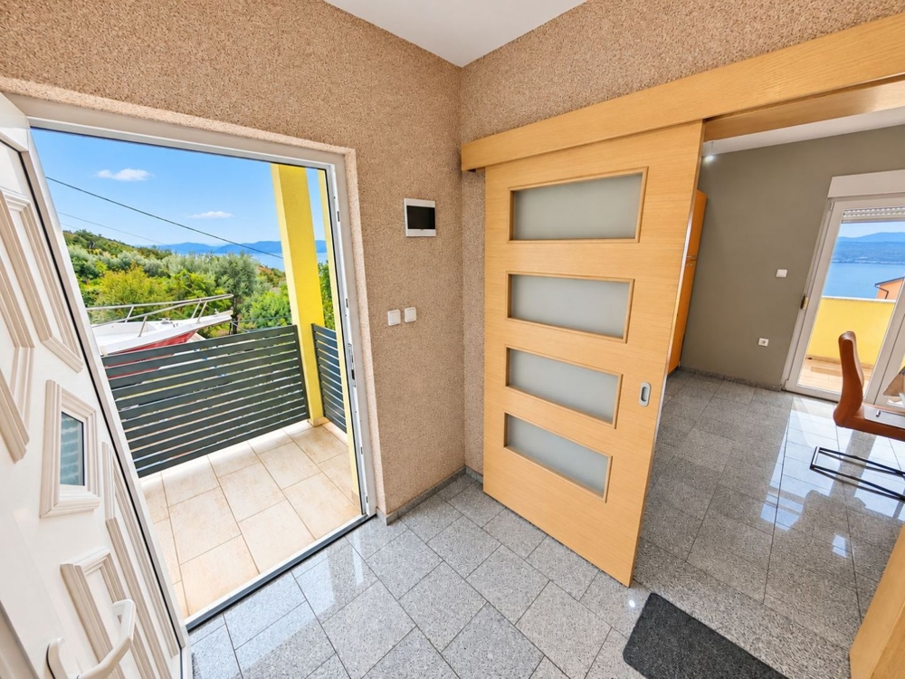 Flur mit Glastür und Zugang zur Terrasse