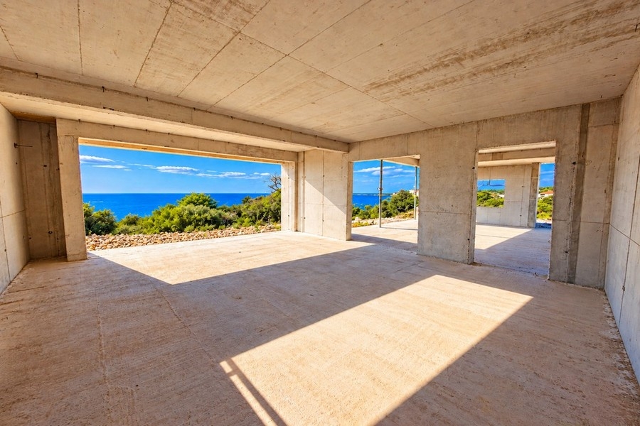 Wohnbereich im Rohbau mit Blick auf das Meer