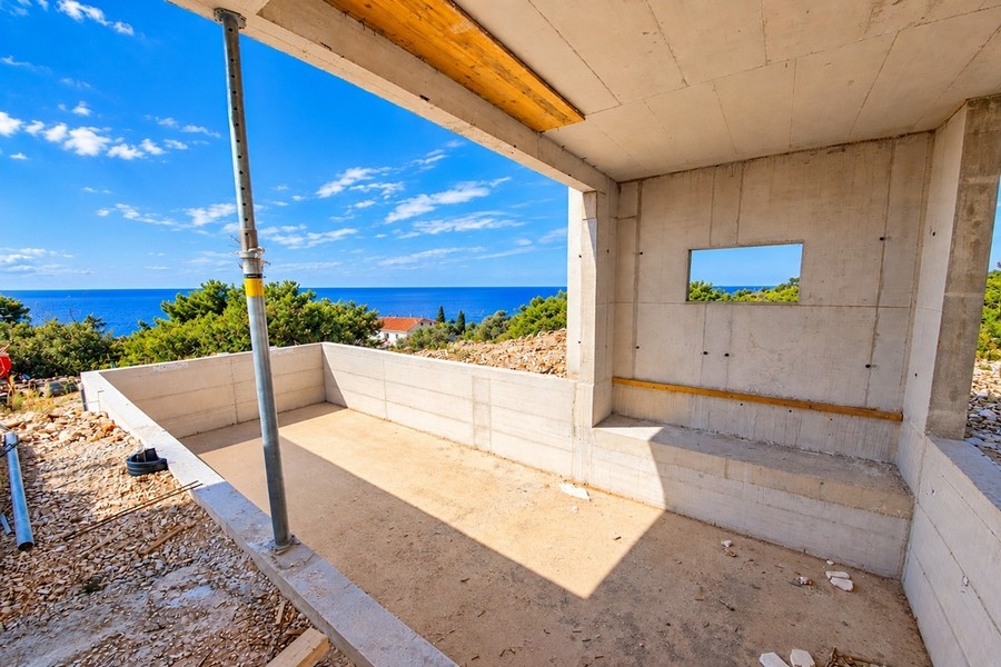 Obere Terrasse im Rohbau mit Meerblick