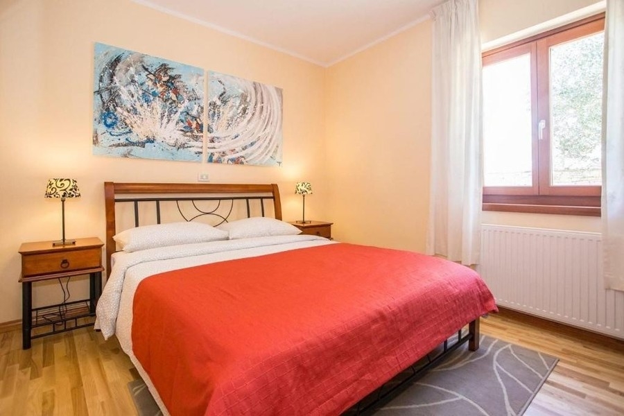 Schlafzimmer mit Doppelbett