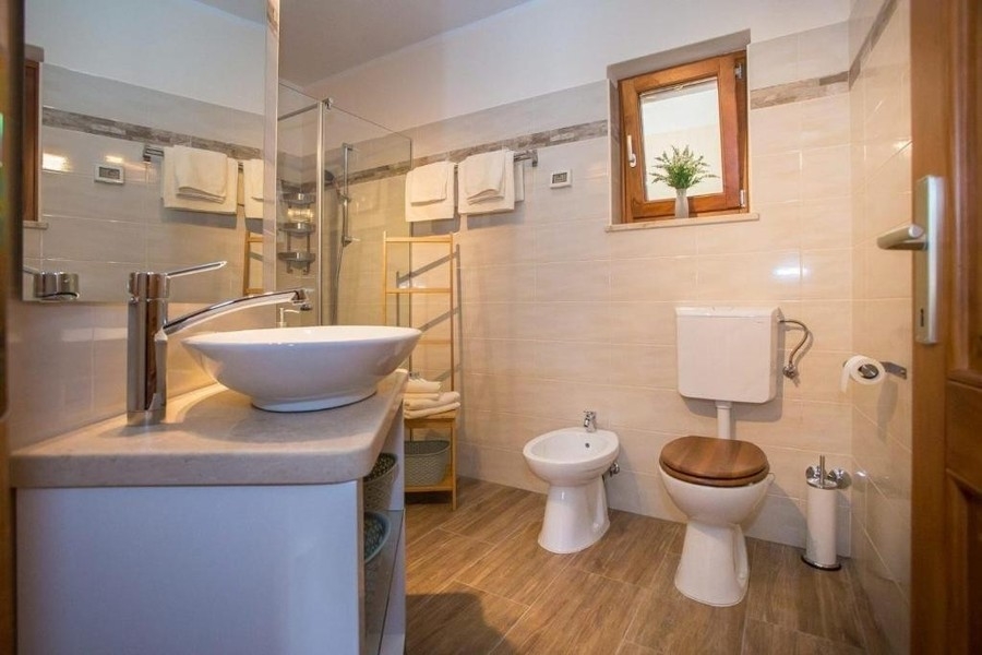 Badezimmer mit Aufsatzwaschbecken