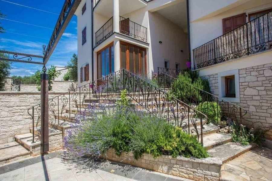 Außenansicht des Hauses mit Treppe und Lavendel