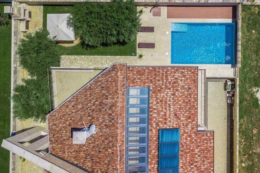 Luftaufnahme von Haus, Garten und Pool