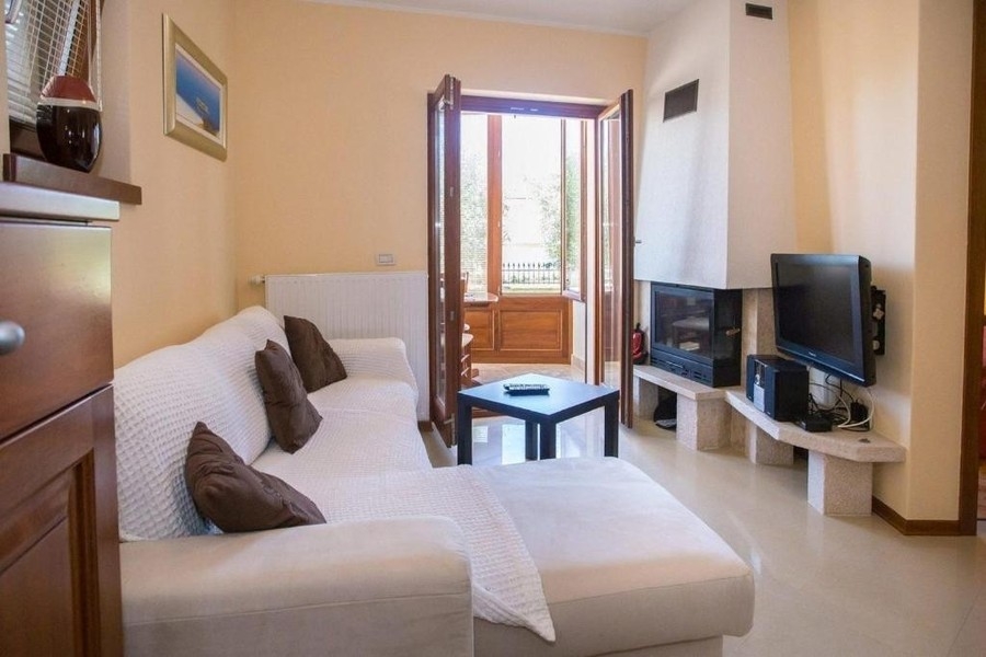 Wohnzimmer mit Sofa und Kamin