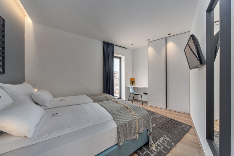 Helles Schlafzimmer mit Einbauschrank