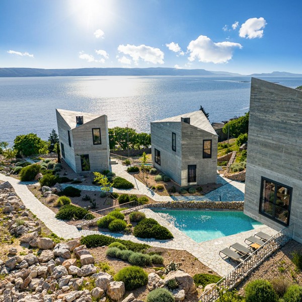 Blick über die Villa mit Pool auf das Meer
