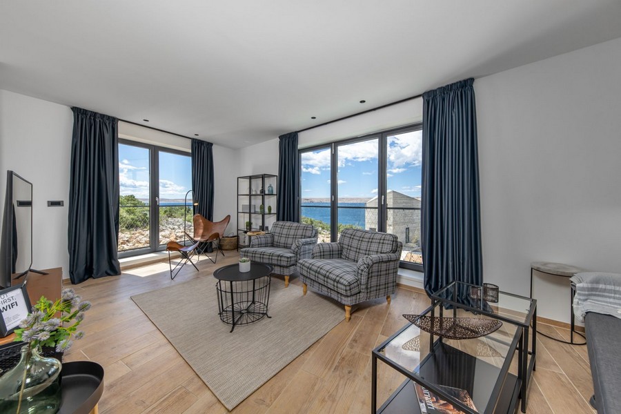 Wohnzimmer mit großen Fenstern und Meerblick