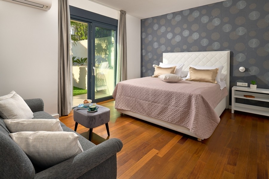 Schlafzimmer mit Doppelbett und Gartenzugang