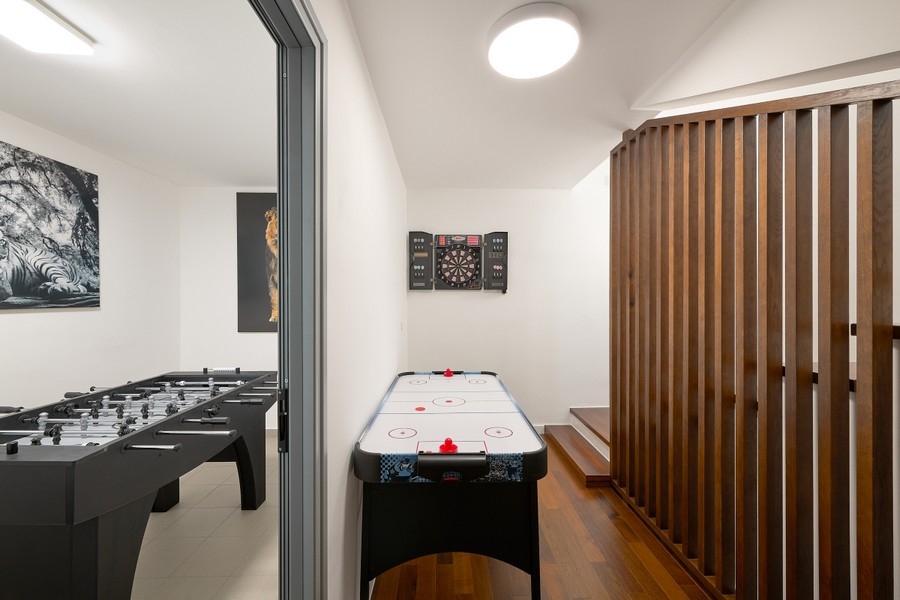 Spielzimmer mit Tischkicker und Airhockey